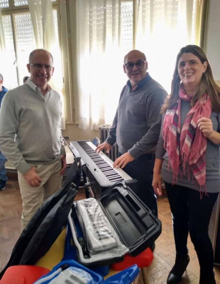 Entrega de instrumentos para la Escuela Secundaria N°2