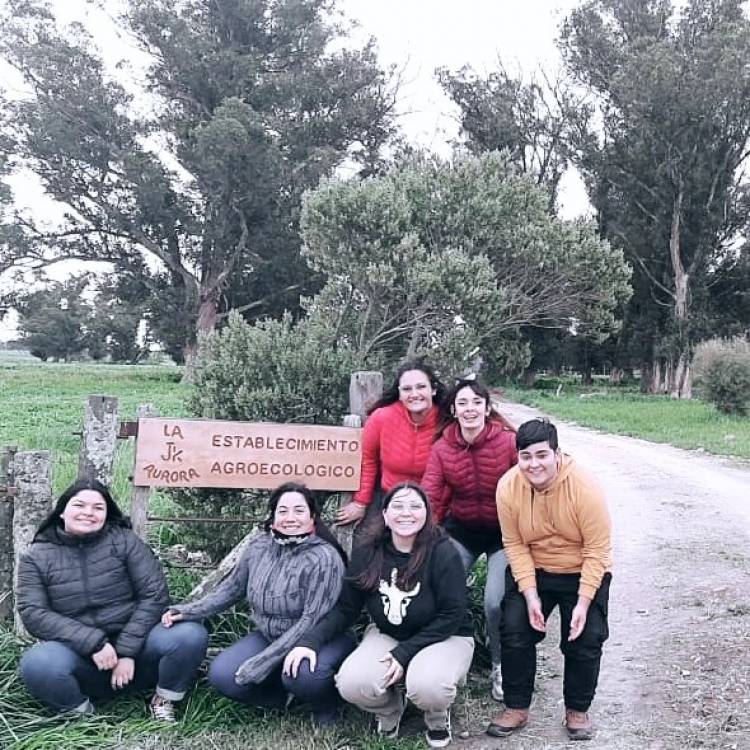 Estudiantes locales visitaron el Establecimiento Rural "La Aurora"