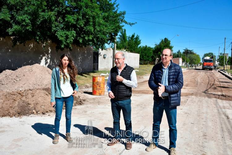 Hoy temprano comenzó a pavimentarse la última cuadra de Alvear