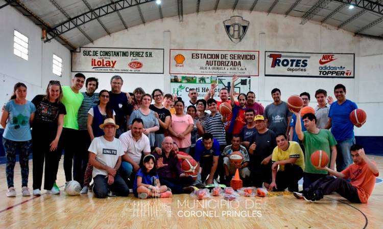 La Dirección de Deportes entregó material deportivo al Club Almaceneros