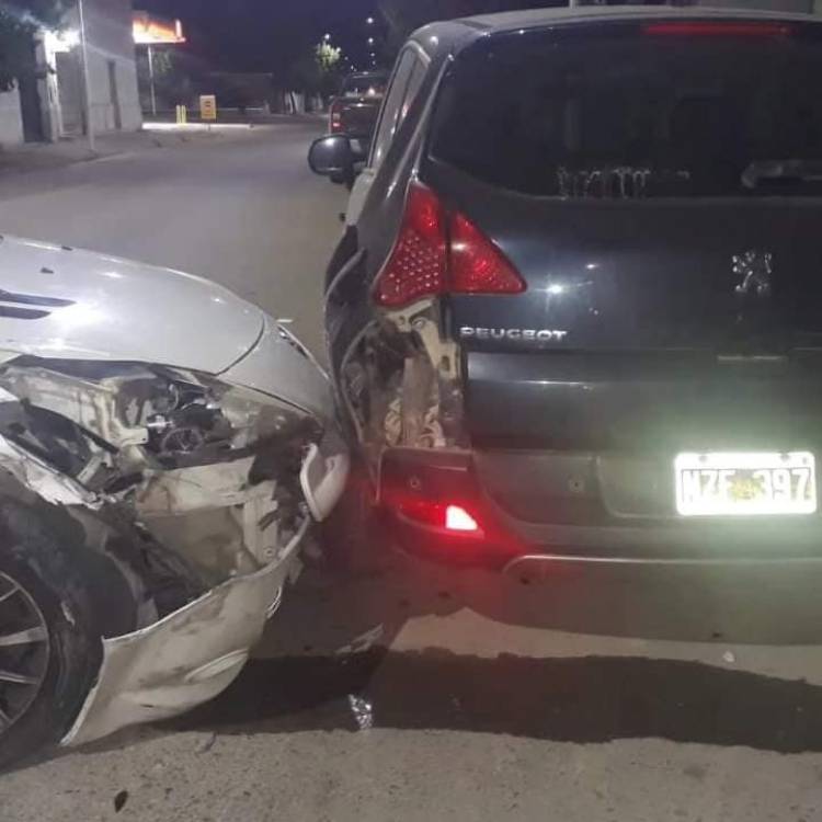 Chocó contra un auto estacionado