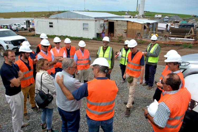 El Intendente Lunghi visita por primera vez el Parque Eólico "La Elbita" junto a directivos de Genneia
