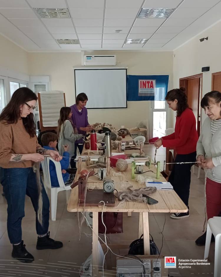 Taller sobre hilado y tejido artesanal