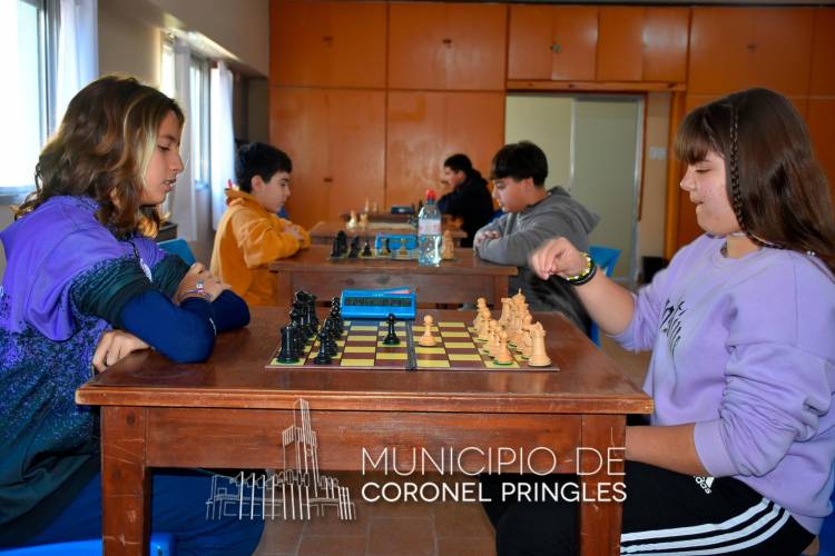 JJBB2024: Ajedrez en menores y Natación en adultos mayores