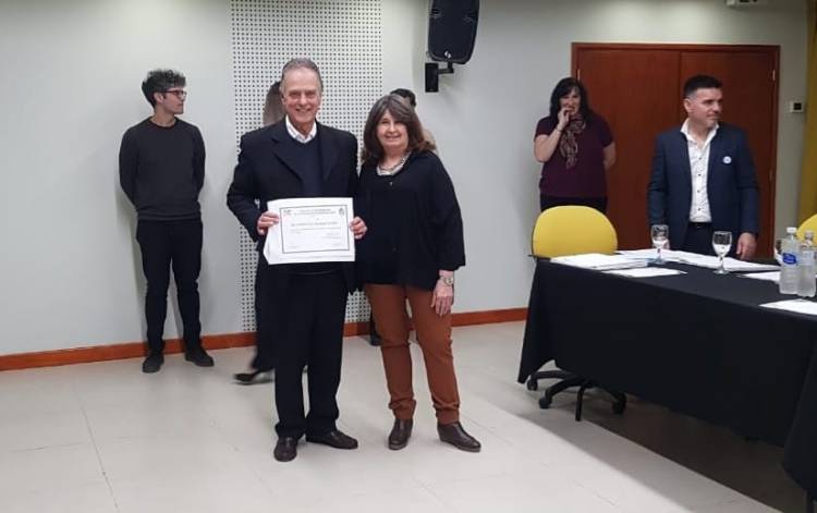 Osvaldo D'Annunzio recibió un reconocimiento por su trayectoria profesional como Bioquímico