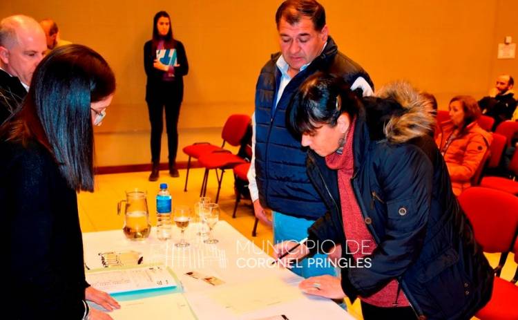 Más vecinos firmaron las escrituras de sus viviendas