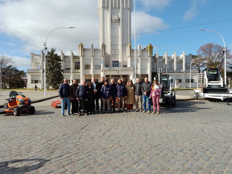 El Intendente Lisandro Matzkin presentó nuevas maquinarias adquiridas para distintas áreas municipales