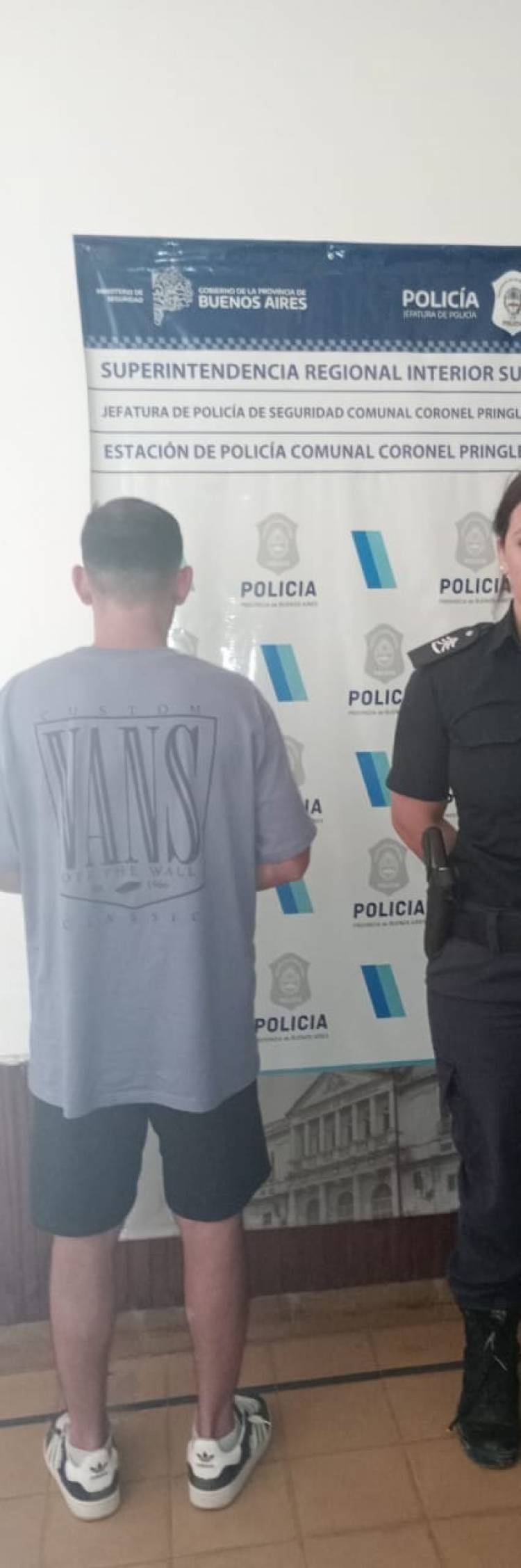 Policial: Tras enconderse en un comercio fue detenido