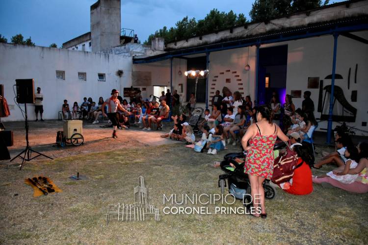 Con música y arte se inauguró la muestra Alegría