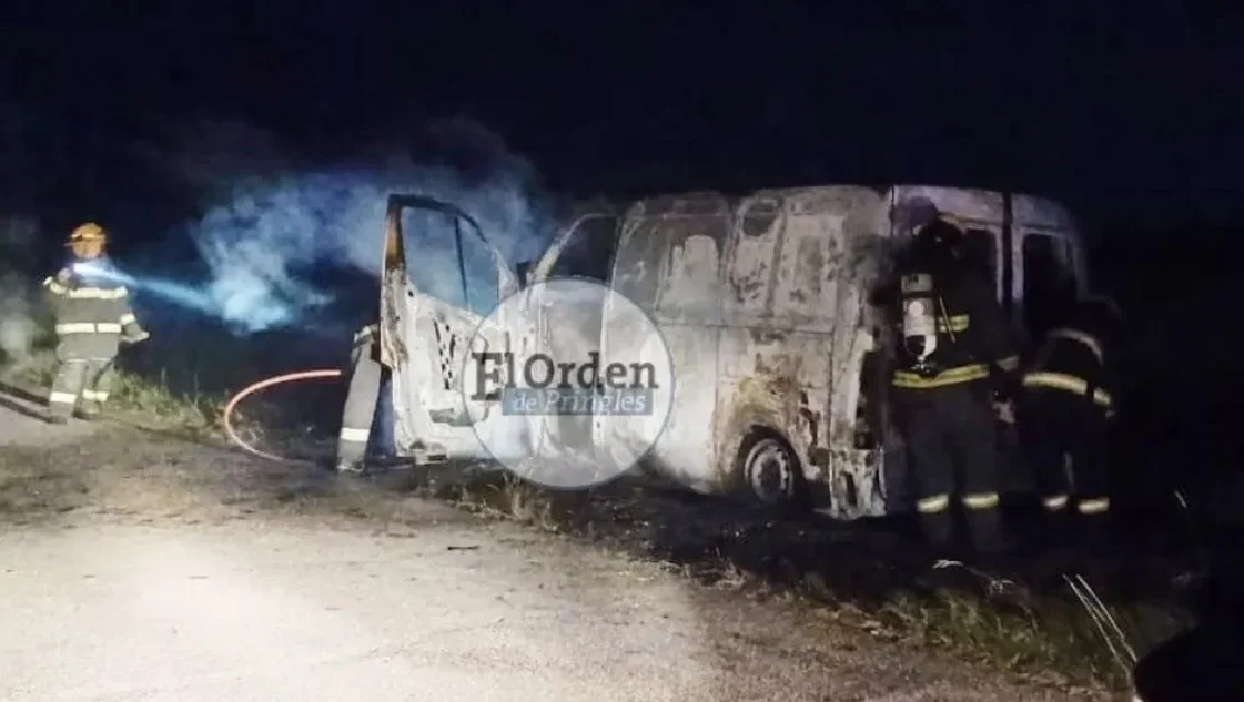 Se incendió una combi mientras circulaba en la ruta 85, cerca de Coronel Pringles
