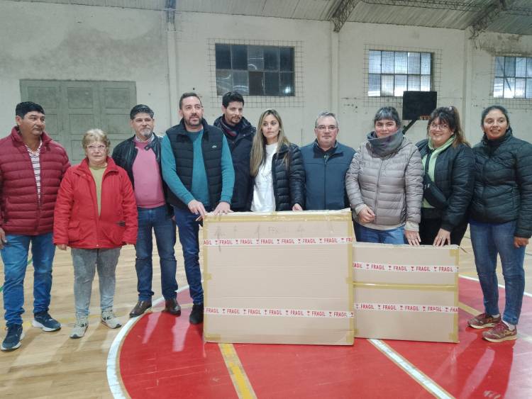 El FR local entregó un tablero tanteador digital de básquet al Club de Pelota