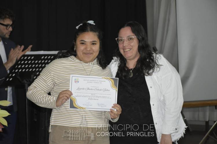 Entrega de Diplomas en el Instituto Superior de Formación Docente y Técnica N°158