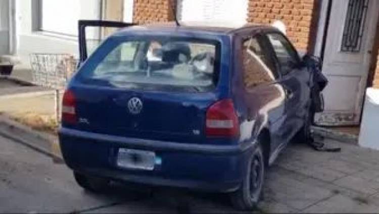 Un vehículo no pudo doblar y chocó contra una casa en Coronel Pringles