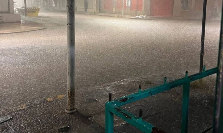 Pringles: la lluvia torrencial dejó calles anegadas y el agua entró en algunas casas