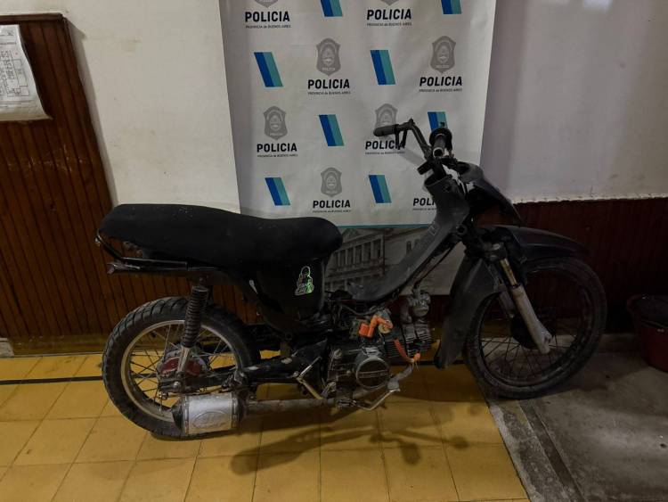 Policial: Un aprehendido y búsqueda de un ciclomotor