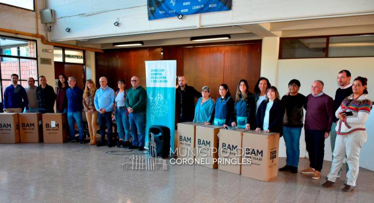 Entrega de equipos de sonido a escuelas del distrito