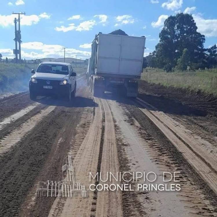 Maquinarias y personal de la Cooperativa Vial sigue avanzando en el mantenimiento de los caminos del sector rural del distrito