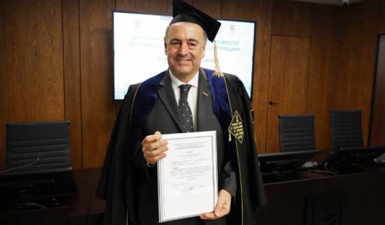 Ariel Guarco recibió el Honoris Causa en la Universidad Rusa de la Cooperación