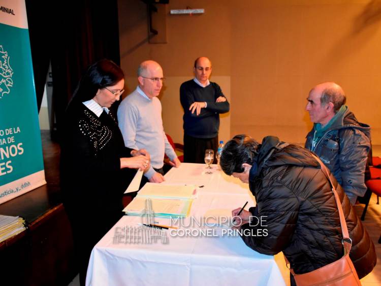Familias pringlenses firmaron escrituras de sus viviendas