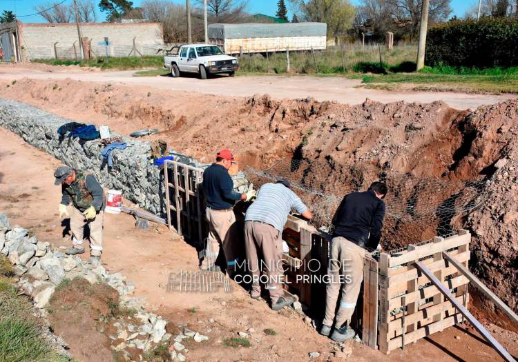 El Municipio construye gaviones como contención en el canal del Boulevard Uruguay